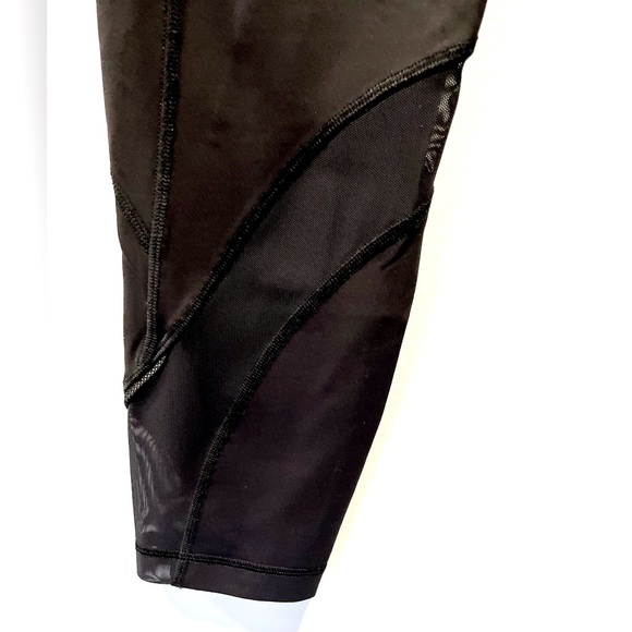 Lululemon Athletica black leggings with mesh details and zipper pockets - Picture 4 of 10